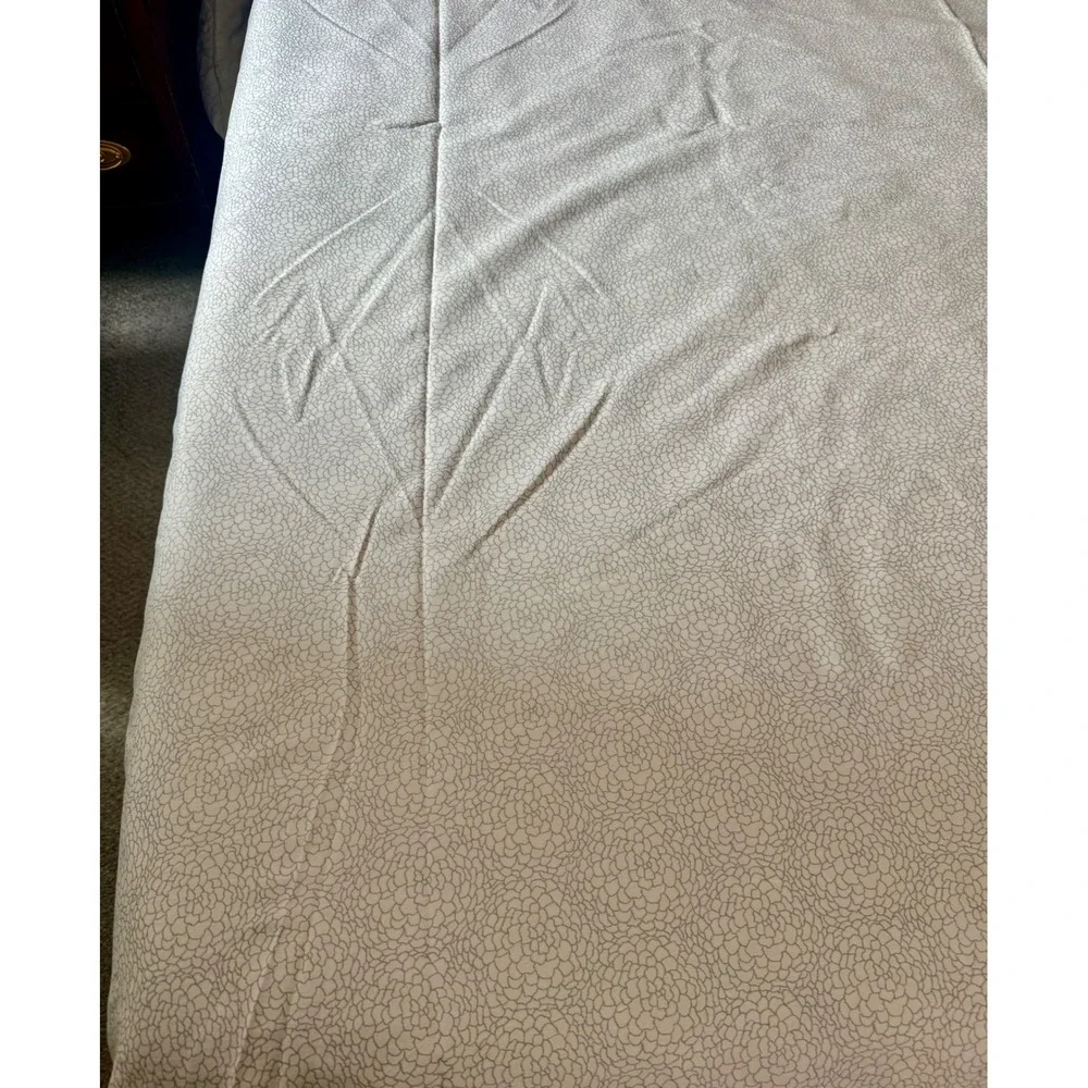 Calvin Klein White & Silver Floral Outline Rectangular Tablecloth 102 x 59
